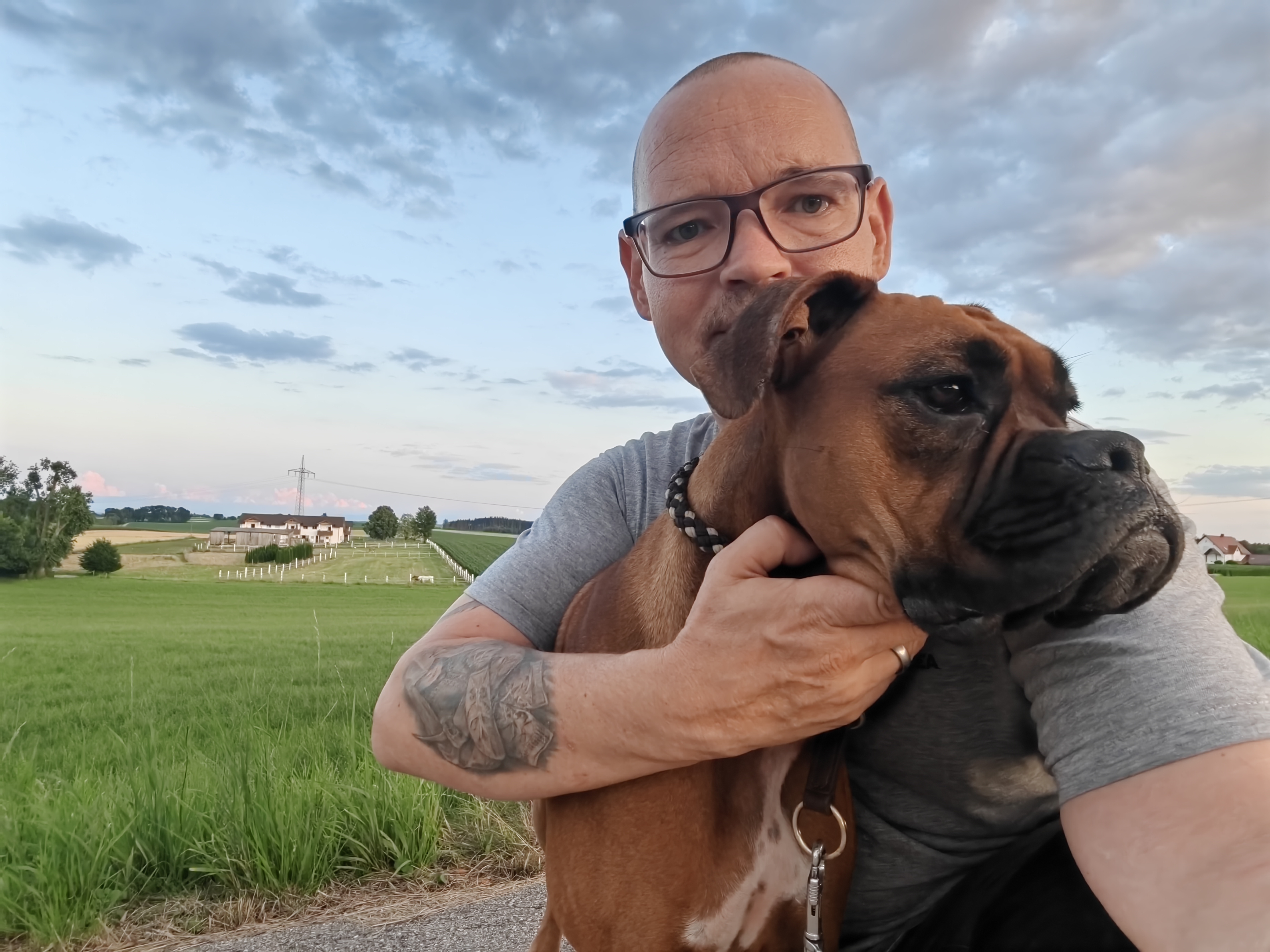 Oliver mit einem seiner Boxer, DogsCreationLab Publishing