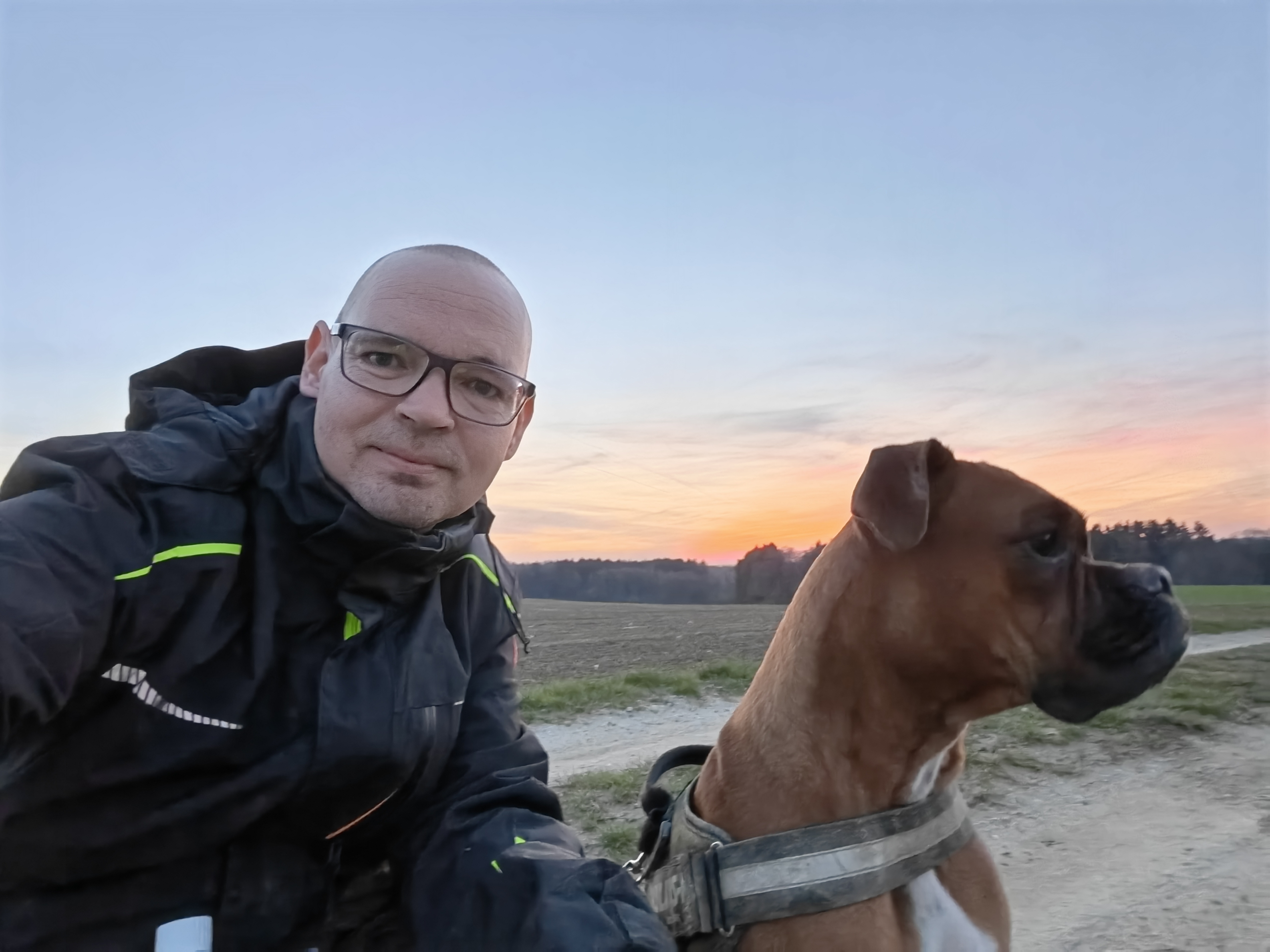 Oliver bei Sonnenuntergang mit seinem Boxer, DogsCreationLab Publishing